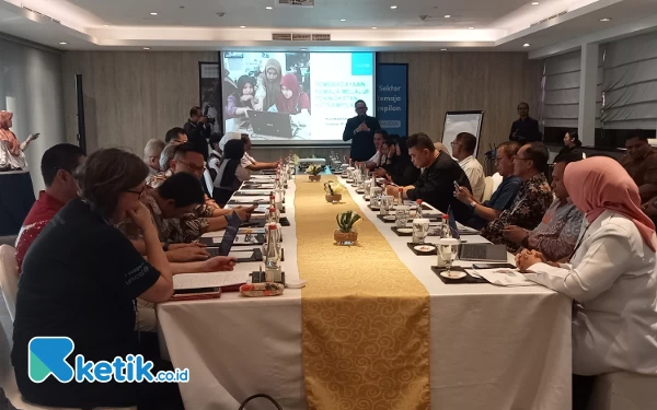 Foto Suasana Forum Diskusi Lintas Sektor yang dihadiri Unicef, Dinas Pendidikan Jatim, Kadin Jawa Timur, ITS, Ikatan Saudagar Muslim Indonesia, CEO Jatim, Ketik Media, dan lainnya (Foto: Fatimah/Ketik.co.id)