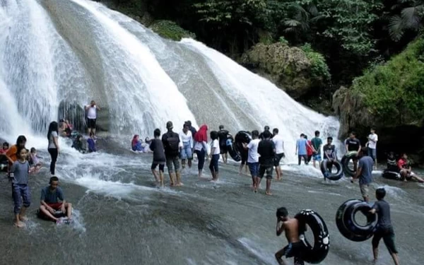 Foto Air Terjun Bantimurung di Kabupaten Maros (Foto:  Pesona Indonesia)