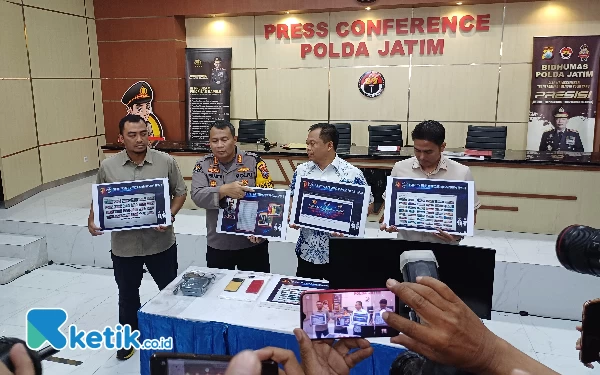 Foto Polda Jatim menunjukkan barang bukti yang dilakukan pelaku, Kamis (6/6/2024). (Foto: Khaesar/Ketik)