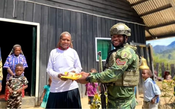 Foto Semy Itlay, Prajurit Kostrad menyerahkan bantuan untuk warga Papua (Foto: Puspen TNI)