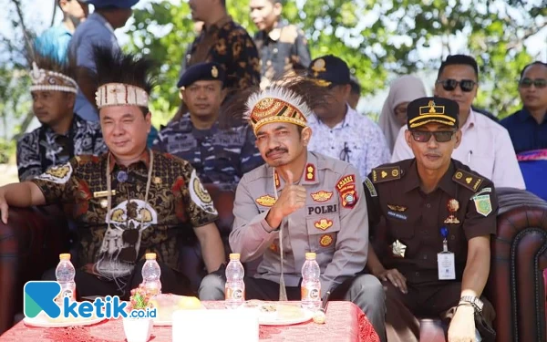 Foto Bupati Freddy Thie bersama Kapolres Kaimana AKBP Gadug Kurniawan sast menyaksikan parade budaya HUT Kaimana ke-21 di talud aer merah Kaimana (foto humas pemkab Kaimana/Ketik.co.id)