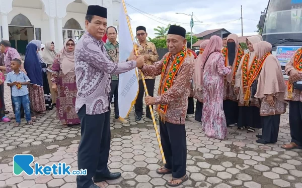 Thumbnail Pj Bupati Ahmadlyah Peusijuek Jemaah Haji Simeulue, Berangkat Menuju Tanah Suci