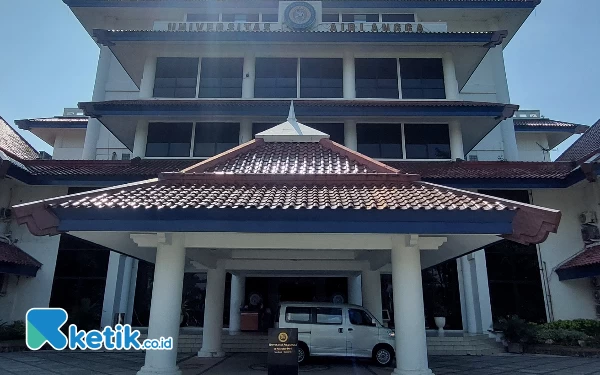 Foto Gedung Rektorat Unair. (Foto: Husni Habib/Ketik.co.id)