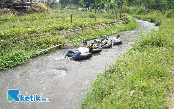 Thumbnail Serunya Wisata Batu Tubing, Susuri Sungai Sepanjang Dua Kilometer