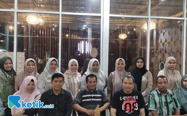 Foto Ketua PPPKMI Aceh H. Ibrahim Laweung, HS, AMK., SKM., M.NSc foto bersama Pengurus PPPKMI Kabupaten Simeulue usai kegiatan Musyawarah bersama. (Foto/Helman/Ketik.co.id)