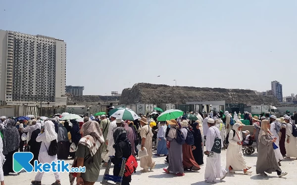 Thumbnail Berita - [LIVE] Suhu Makkah Capai 50 Derajat, Jemaah Diimbau Gunakan Penutup Kepala