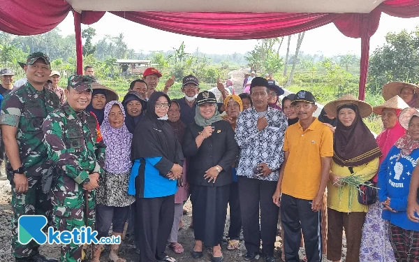 Foto Usai upacara penutupan dilanjutkan dengan peninjauan lokasi dan peresmian hasil TMMD berupa pembuatan badan jalan dan talud. (Foto:Fajar Rianto/Ketik.co.id)