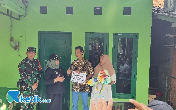 Foto Penyerahan kunci rumah hasil pembangunan / rehabilitasi Rumah Tidak Layak Huni (RTLH), yang juga disasar dalam kegiatan TMMD  Sengkuyung Tahap II TA 2024 tersebut.  (Foto:Fajar Rianto/Ketik.co.id)