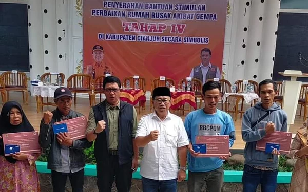 Foto Kepala BNPB, Letnan Jenderal TNI Suharyanto, S.Sos., M.M., bersama Bupati Cianjur menyerahkan bantuan bagi penyintas gempabumi secara simbolis (07/06/2024) (Foto: dok. Pemkab Cianjur)