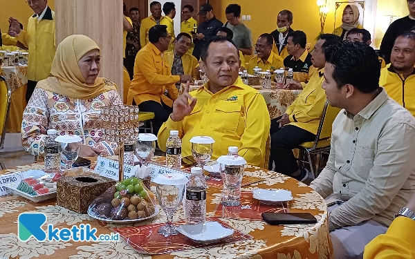 Foto Khofifah dan Emil terlihat ngobrol dengan Ketua DPD Partai Golkar Jatim M Sarmuji, Sabtu (8/6/2024). (Foto: Khaesar/Ketik.co.id)