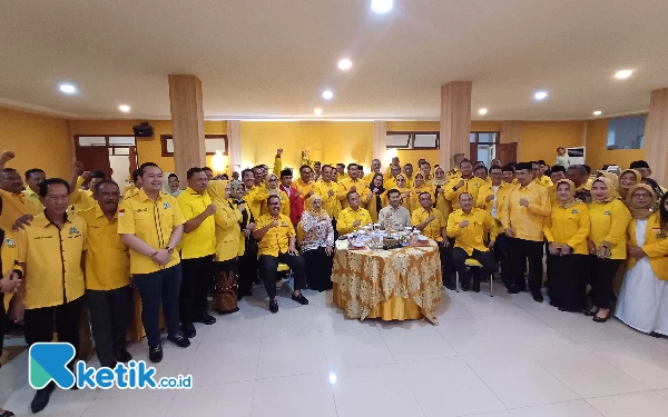 Foto Khofifah dan Emil terlihat berfoto bersama kader Partai Golkar Jatim, Sabtu (8/6/2024). (Foto: Khaesar/Ketik.co.id)