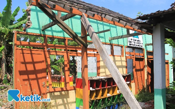 Foto Papan nama TK Dharma Wanita Persatuan Desa Watesari, Balongbenbo, Sidoarjo, masih ada, di dinding depan. (Foto; Fathur Roziq/Ketik.co.id)