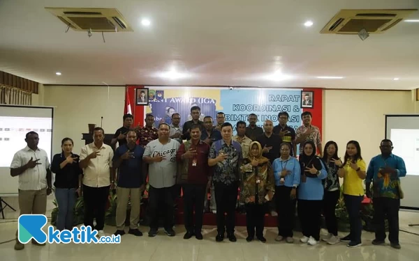 Foto Bupati Freddy Thie foto bersama dalam kegiatan rapat koordinasi yang diselenggarakan oleh Bappeda di grand Hotel papua di Kaimana (foto humas pemkab Kaimana/Ketik.co.id)