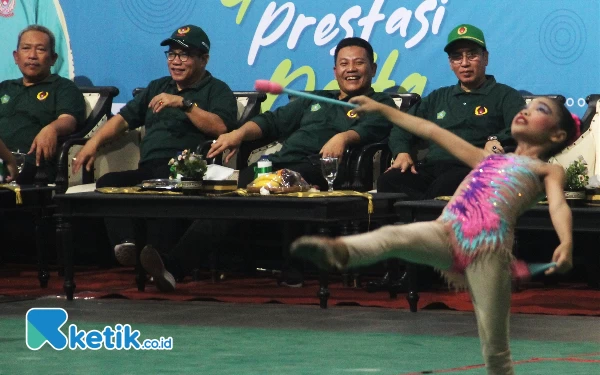 Foto Atlet cilik anggota Persani Sidoarjo berunjuk kebolehan dalam olahraga senam di GOR Indoor Sidoarjo saat pembukaan Porkab Sidoarjo 2024. (Foto: Fathur Rozi/Ketik.co.id)