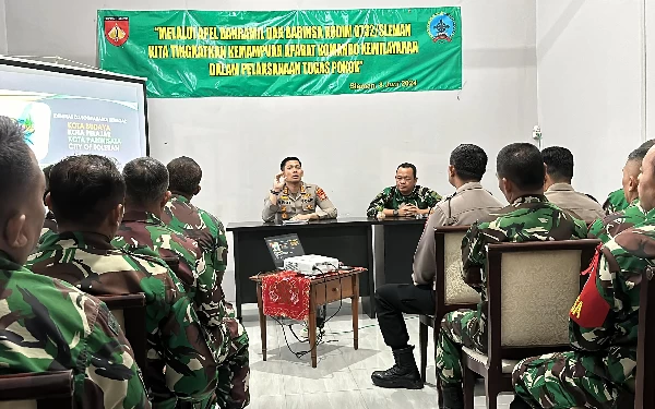 Foto Kapolresta Sleman Kombes Pol Yuswanto Ardi, SH, SIK, MSi menyampaikan materi menyangkut sinergitas TNI-Polri, Sabtu (8/6/2024) didampingi oleh Dandim Sleman. (Foto: Pendim 0732/Sleman for Ketik.co.id)