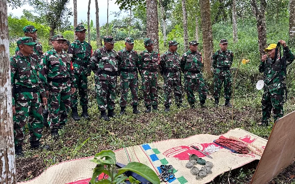 Foto Apel Danramil dan Babinsa, antara lain
bertujuan untuk mengingatkan kembali dan memelihara kemampuan Prajurit. (Foto: Pendim 0732/Sleman for Ketik.co.id)