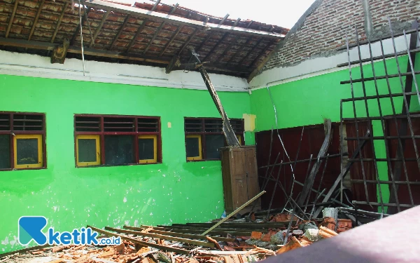 Foto Puing-puing bangunan SDN Waru Beron, Balongbendo, Sidoarjo, masih berserakan di dalam kelas. (Foto: Fathur Roziq/Ketik.co.id)