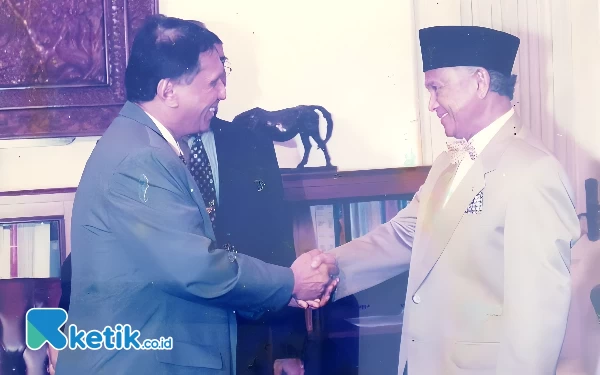 Foto Mendiang As-Sultan ibnus Sultan Al Hajj Muhammad Gahral Adyan bin Muhammad Mukhsin Sjah Sultan Bacan ke-20 Tokoh Pemekaran Halmahera Selatan saat bertemu Presiden BJ Habibie. (Foto Sakir Bacan For Ketik.co.id)