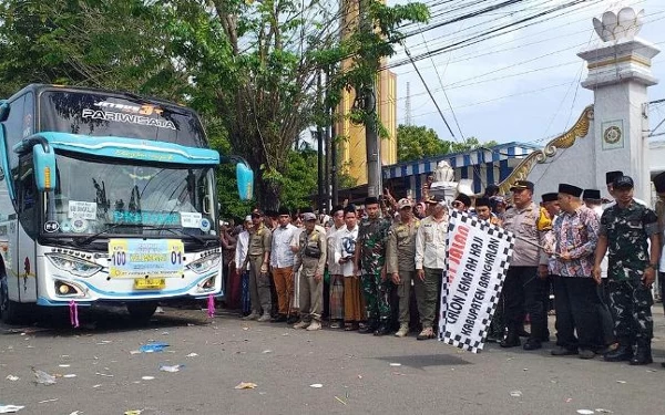 Thumbnail Berita - Pemberangkatan 653 Jemaah Haji Bangkalan Dapat Pengamanan Ekstra