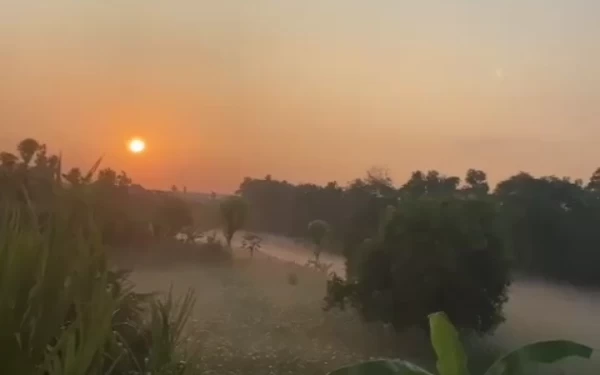 Foto Sunrise dengan uap gas di Desa Tasikharjo Jenu Tuban (10/06/2024)(Foto Ahmad Istihar/Ketik.co.id)