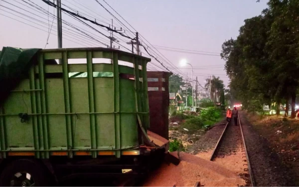 Foto Kejadian KA Commuter Sindro Tertemper Truk. (Foto: Humas Daop 8 Surabaya)