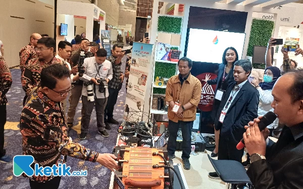 Foto Pj Gubernur Jatim Adhy Karyono melihat langsung beberapa alat untuk mengambilan Migas, Senin (10/6/2024). (Foto: Khaesar/Ketik.co.id)