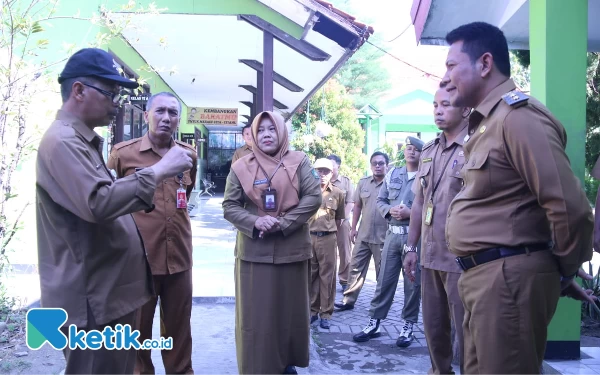 Foto Plt Bupati Sidoarjo H Subandi SH MKn (kanan) berbicara dengan Kepala SDN Gedang 1 Makhnun Niroh dan Kepala Disdikbud Sidoarjo Tirto Adi. (Foto: Mashud/Diskominfo Sidoarjo)