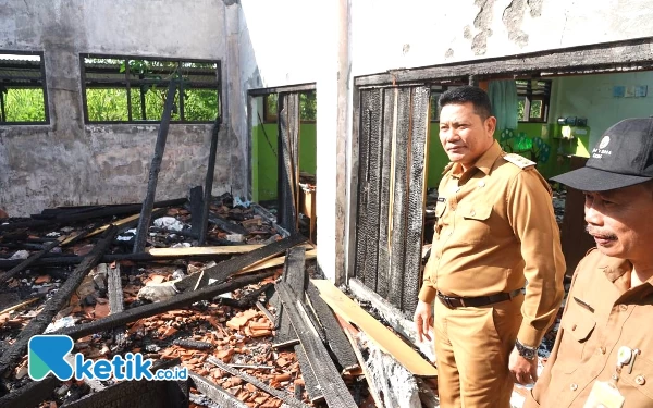 Foto Plt Bupati Sidoarjo H Subandi SH MKn bersama Kepala Disdikbud Sidoarjo Tirto Adi mengamati kondisi kelas SDN Jenggot yang hangus karena dilalap api. (Foto: Mashud/Diskominfo Sidoarjo)