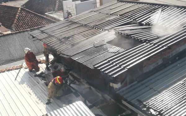 Thumbnail Berita - Diduga Korsleting Listrik, Rumah di Jemur Ngawinan Gang Buntu Hangus Terbakar