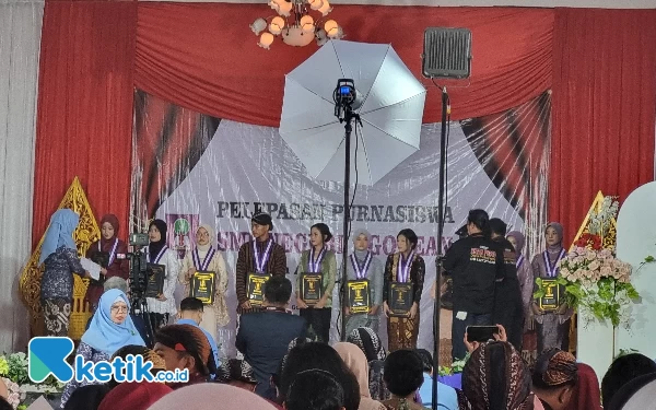 Foto Sejumlah siswa berprestasi baik akademik maupun non akademik menerima penghargaan dari SMP Negeri 1 Godean. (Foto: Fajar Rianto/Ketik.co.id)