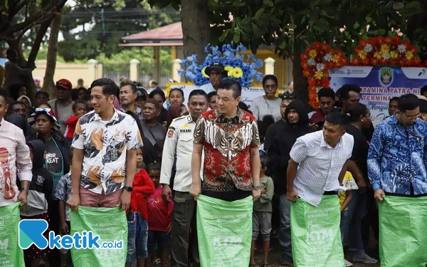 Foto Bupati Freddy Thie bersama tamu undangan memeriahkan HUT Ke-21 Kabupaten Kaimana dengan giat lomba lompat karung di pantai bantemi (humas pemkab Kaimana/Ketik.co.id)