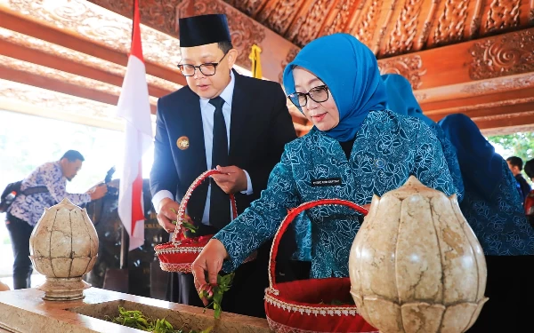 Peringati Bulan Bung Karno, Pj Gubernur Jatim Ziarah dan Kenang Jasa Sang Proklamator