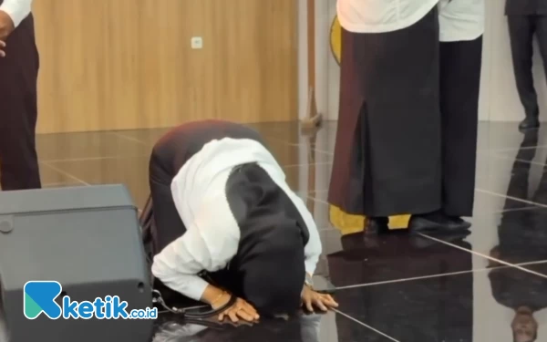 Foto Sujud syukur salah satu PPPK (Foto Mursal Bahtiar/Ketik.co.id)