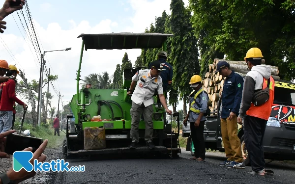 Thumbnail Tanda Pembangunan dan Rehabilitasi Jalan Mulai Dilaksanakan,  Pj Bupati Tinjau Trial Pengaspalan