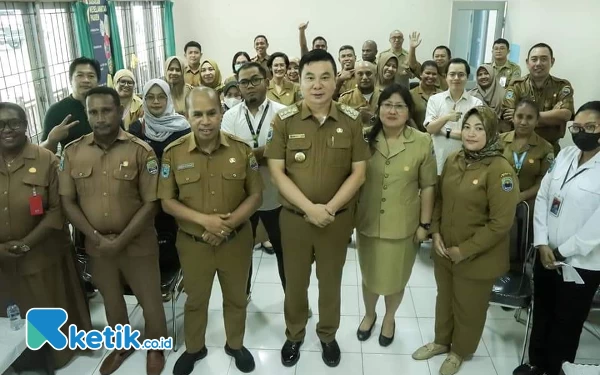 Foto Bupati Freddy Thie bersama Sekda Donald R Wakum saat foto bersama dengan Direktur RSUD di ruang rapat RSUD Kaimana (foto humas pemkab Kaimana/Ketik.co.id)