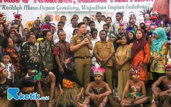 Foto Bupati Freddy Thie saat foto bersama dengan guru dan siswa yang lulus di gedung pertemuan krooy Kaimana (foto humas pemkab Kaimana/Ketik.co.id)