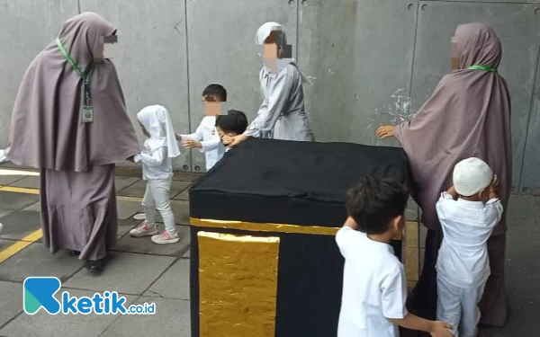 Foto Murid-murid toodler Albata belajar tawaf bersama ustadzah (Foto: Fatimah/Ketik.co,id)