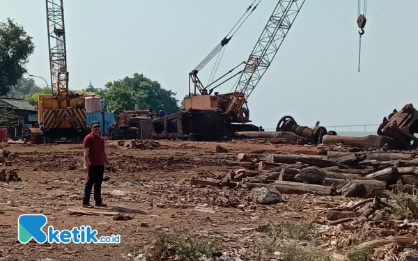 Foto Salah satu lokasi pemotongan kapal yang diduga tak berizin. (12/06/2024) (Foto.Ismail Hs/Ketik.co.id).