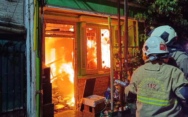 Thumbnail Berita - Rumah di Surabaya Hangus Terbakar, Damkar Susah Jangkau Lokasi karena Polisi Tidur dan Mobil Parkir