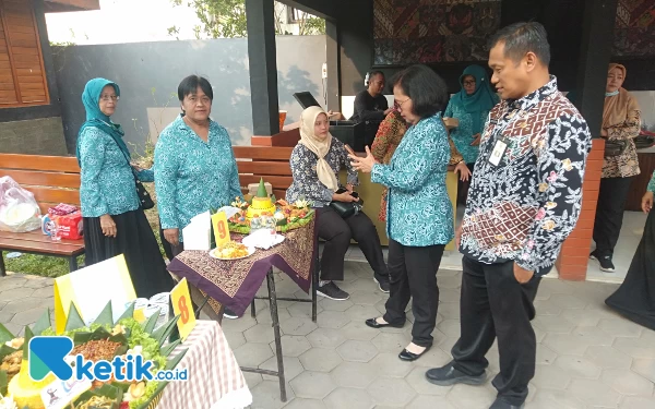 Foto Lurah Kartoharjo Arief Kustono, SH mengunjungi peserta lomba tumpeng (13/06/2024).