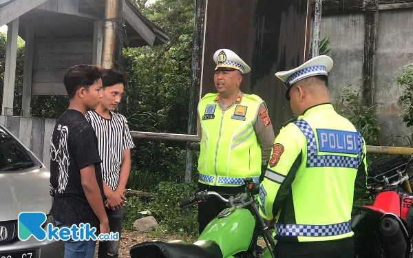 Foto Kasatlantas Polres Abdya saat memberikan imbauan kepada pelanggar lalu lintas di Blangpidie, Kamis (13/6/2024). (Cutbang Ampon/Ketik.co.id)