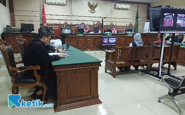 Foto Sidang Mantan Bupati Probolinggo Puput Tatriana Sari dan Suaminya Hasan Aminuddin di Pengadilan Tipikor, Kamis (13/6/2024). (Foto: Khaesar/Ketik.co.id)