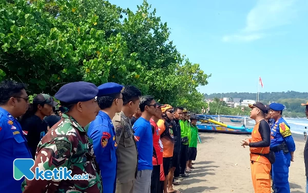 Thumbnail Berita - 4 Pelajar Kabupaten Bandung Terseret Ombak Pangandaran, 1 Masih Dicari