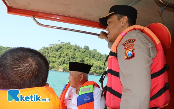 Foto Bupati Malang Sanusi bersama Kapolres Malang AKBP Putu Kholis Aryana ketika meninjau Pulau Sempu. (Foto : Prokopim Kabupaten Malang).