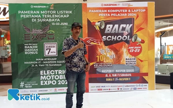 Foto Eka Julius Satria di pameran motor listrik Maspion Square Surabaya (Foto: Fatimah/Ketik.co.id)