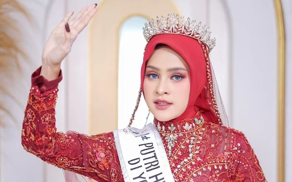 Foto Almeyda Legina, 1st RU Putri Hijabfluencer Yogyakarta 2024 dengan gaung merah (Foto: dok. pribadi)