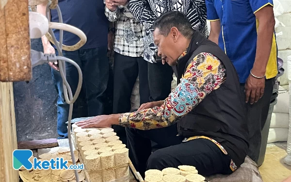 Foto Wahyu Hidayat saat mencoba proses pembuatan keripik tempe. (Foto: Lutfia/Ketik.co.id)