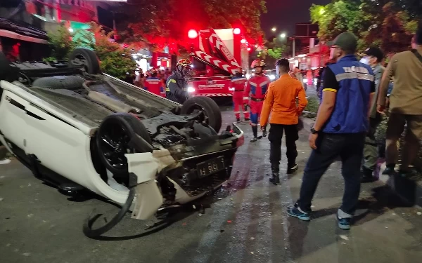 Thumbnail Berita - Dua Mobil Terbalik dalam Semalam di Surabaya, Sama-Sama karena Sopir Ngantuk