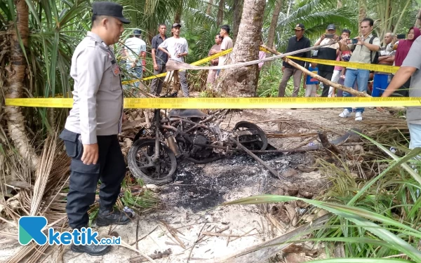 Foto Anggota Polsek Teupah Selatan saat melihat TKP (Helman/Ketik.co.id)