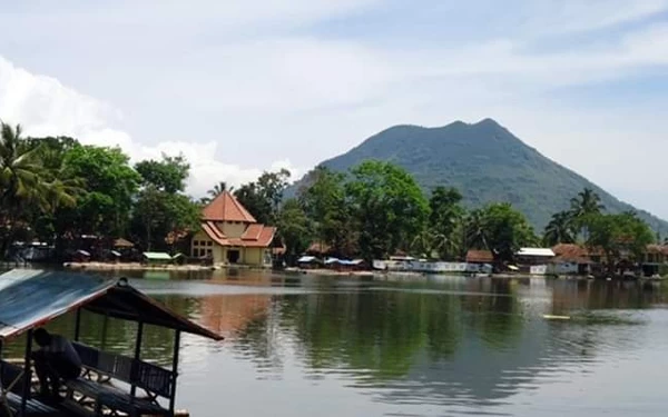 Thumbnail Uniknya Situ Cangkuang di Garut, Terdapat Candi Hindu dan Makam Tokoh Islam